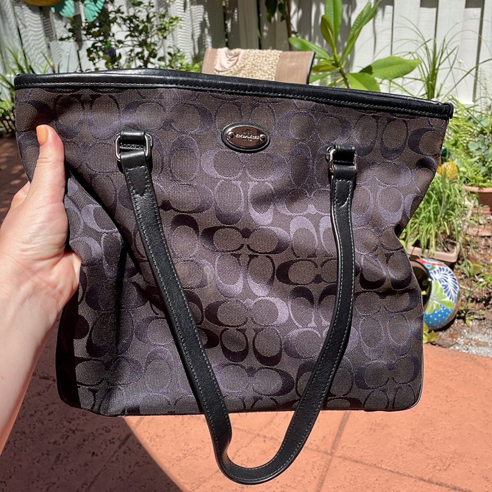 Coach purse with wristlet. Gently loved and great condition ❤️